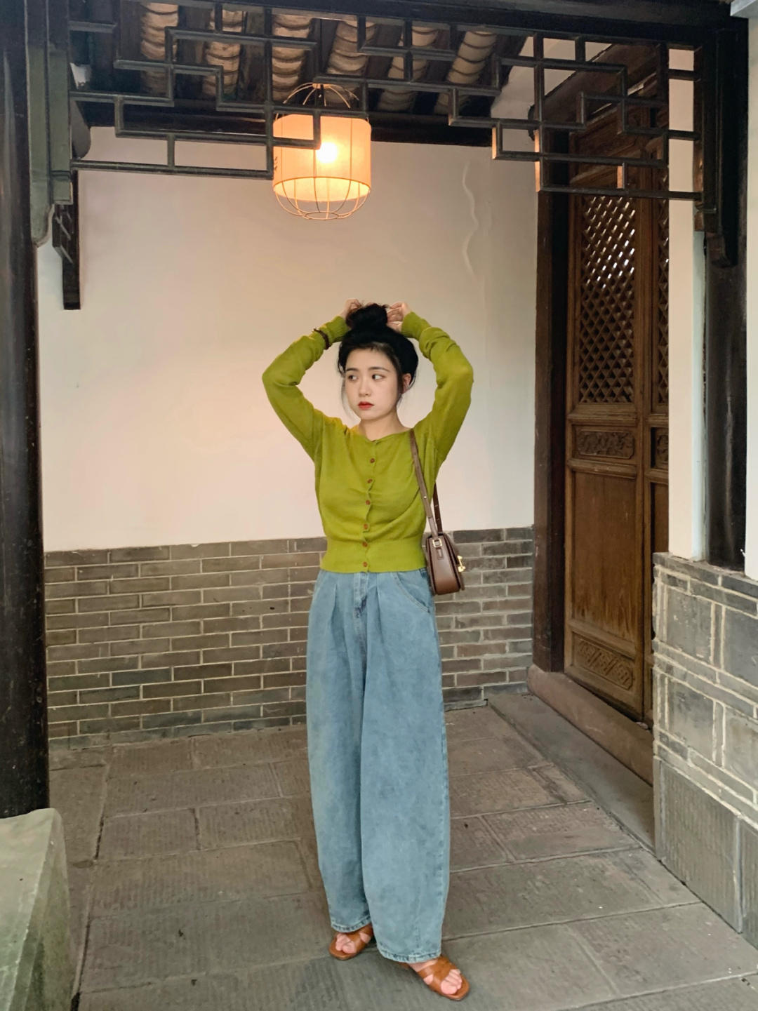 颜红橙|早秋穿搭示范，白色复古旗袍连衣裙温婉时髦，精致优雅有格调