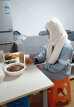 大城小乐故事 女生千万别在大风天穿裙子，很容易原形毕露的，长点心吧！哈哈哈哈