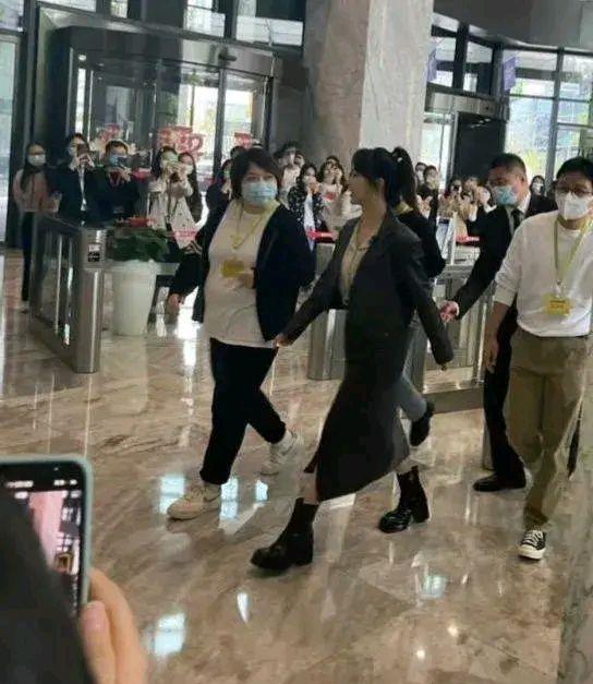 倪妮|潘玮柏老婆会过日子？杨紫身材五五分？关晓彤加入中国国家话剧院