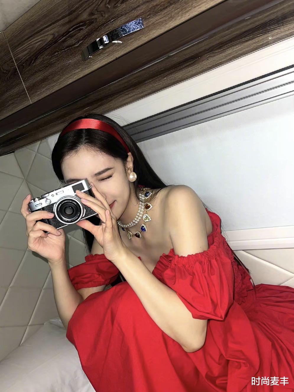 时尚麦丰|宋妍霏七夕把自己穿得像朵“玫瑰”，红色法式抹胸连衣裙，好亮眼