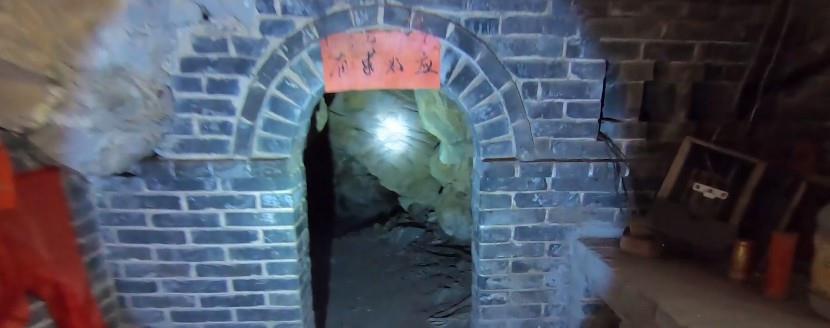 忆三线 晋城小庙背后神秘溶洞,无人知晓有多深,蝙蝠倒挂在岩壁上