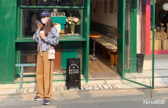 Nina昵娜 高露不火可惜了！穿花棉袄配灯笼裤低调走机场，气质不输85后小花