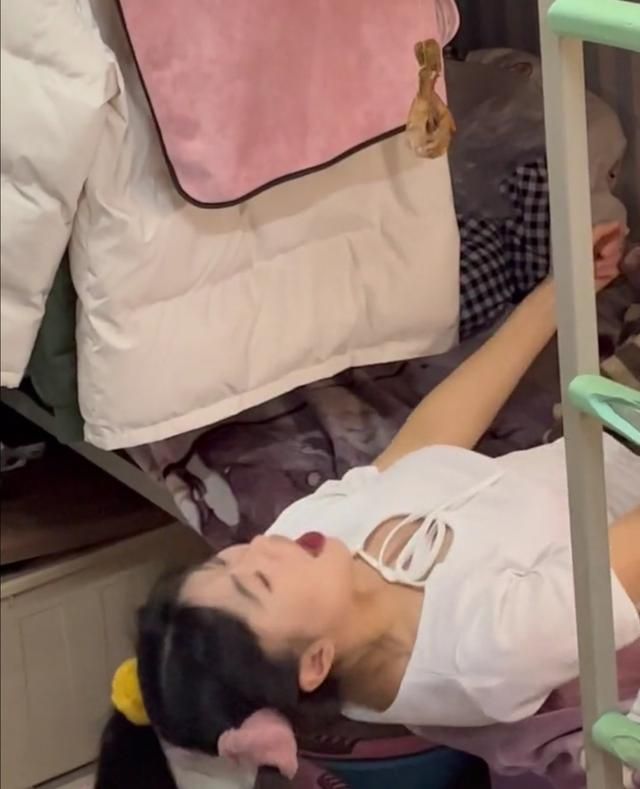 宿舍 女生在宿舍“吃鸡”，借“悬梁刺股”典故，一上一下锻炼“腰部”