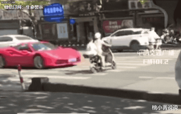 桃小菁说说|法拉利“不可描述”撞飞大妈：车主哀求别报警！