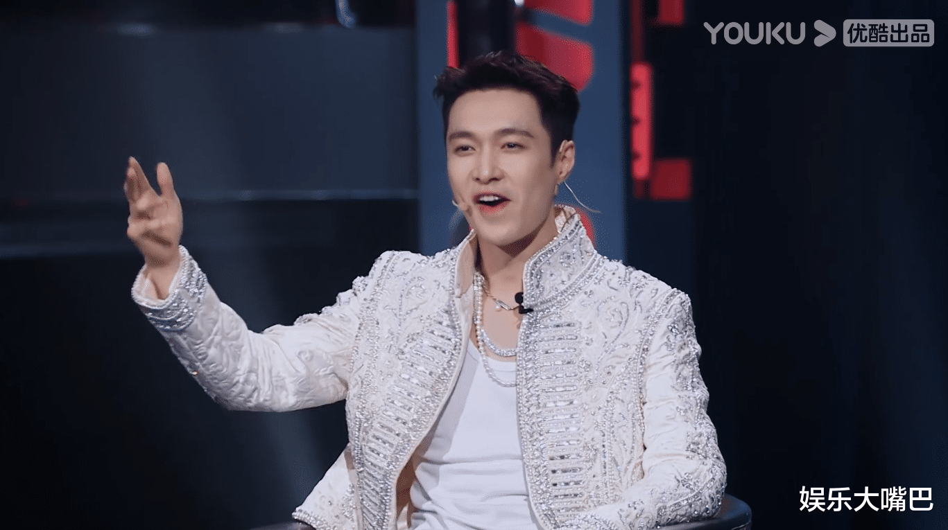 街舞4|《街舞4》肖杰“经典迪士高”点燃全场,可一博的反应却逗笑大家