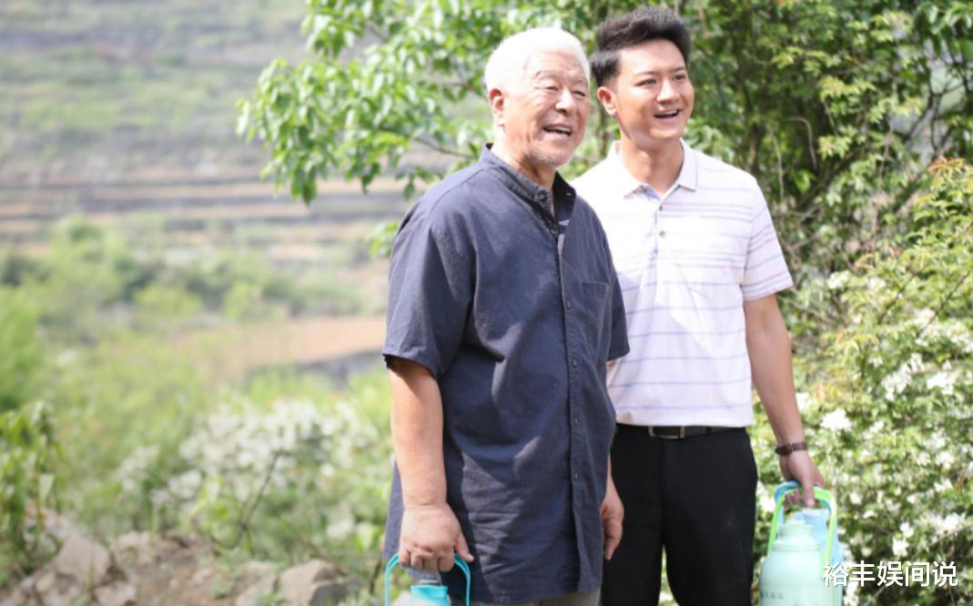 滤镜|东北老戏骨张洪杰入住老年公寓，热情与邻居打招呼，曾带妻子拍戏