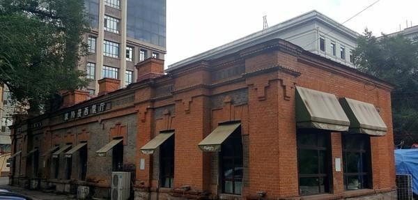 区彭丹 哈尔滨最不起眼的百年历史建筑,只有一层平房,被作为西餐厅使用
