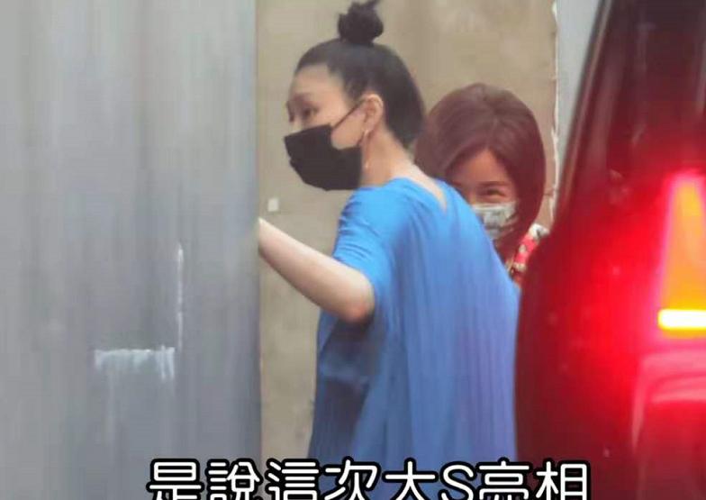 大S|大S婚变后首露面！穿大妈风蓝裙素颜参加聚会，减肥成功又变美了