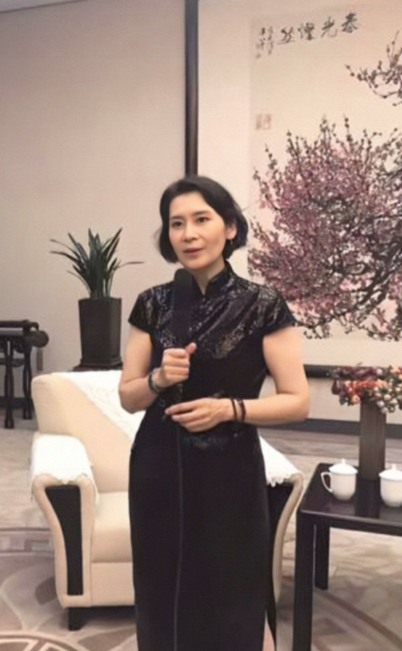 潮帮先生|63岁肖雄老得优雅，一袭黑色旗袍端庄大气，奶奶辈照穿显贵有气质