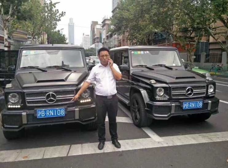 小树林里停满豪车,看到车牌没人敢捡,网友:我不想惹麻烦