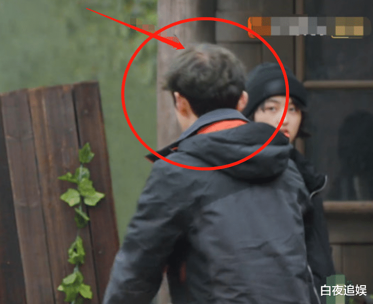 何炅|何炅为节目特意做发型，摄影师无意间扫过头顶，真实发量令人堪忧