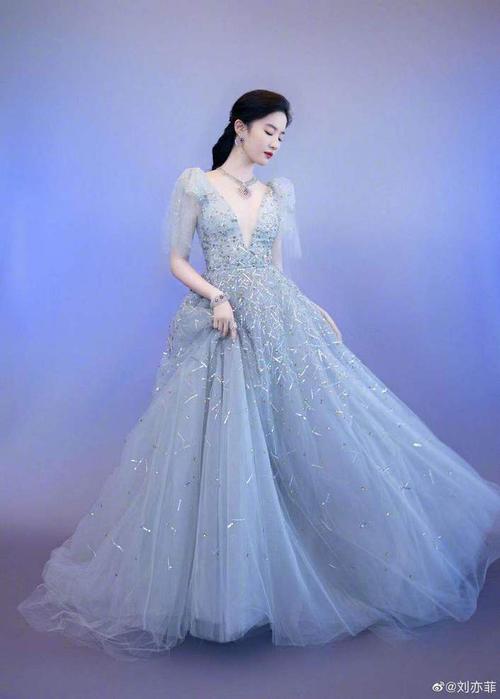 张柏芝|刘亦菲拍戏颈椎受伤 晒照脖子插满长针令人心疼