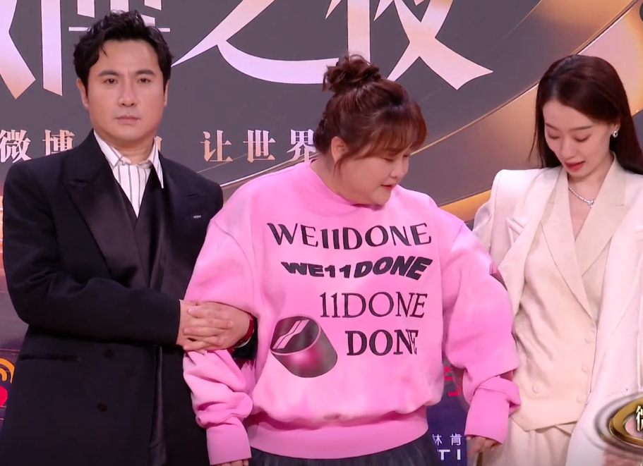 吴孟达|微博之夜名场面：张小斐插兜插了个寂寞，贾玲的反应被赞情商高