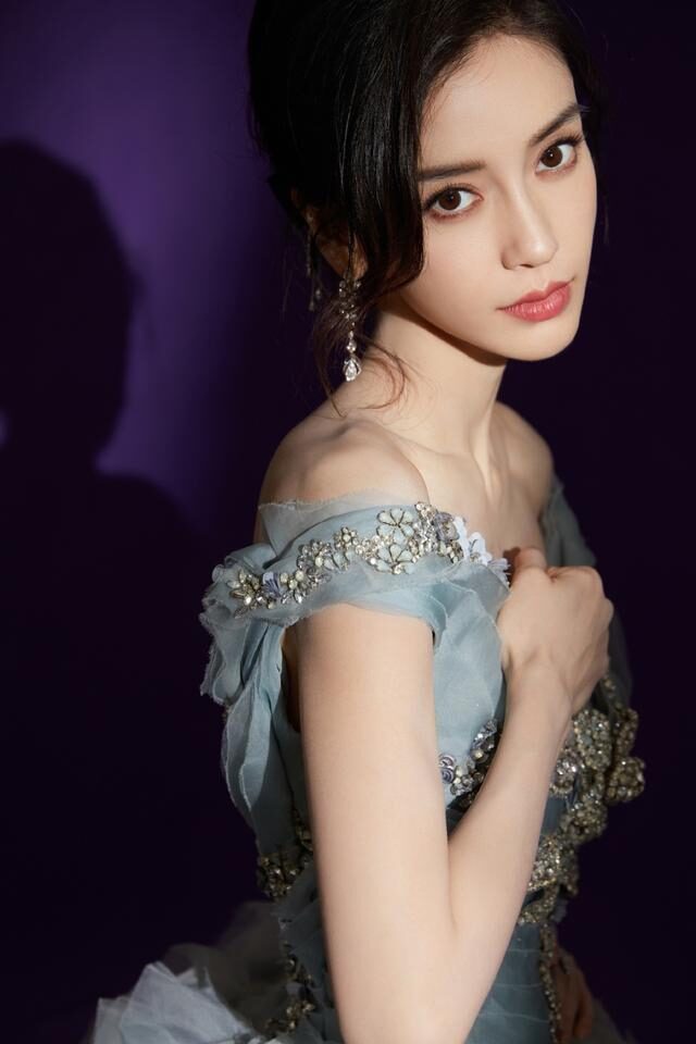 肖战|Angelababy连发美照，穿深V裙甜美又梦幻，就是瘦得让人心疼