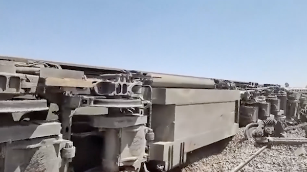 新三闻 乘客拉制动阀致两辆火车相撞