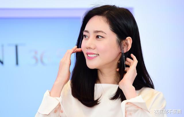 衣在配不在贵|秋瓷炫不止有韩式女主脸,气质也开挂,穿简单的纯色裙也优雅高级