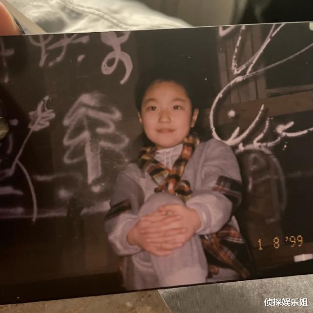 周扬青|周扬青晒儿时与爸妈合影，直面整容争议自侃从小到大长得毫无关联