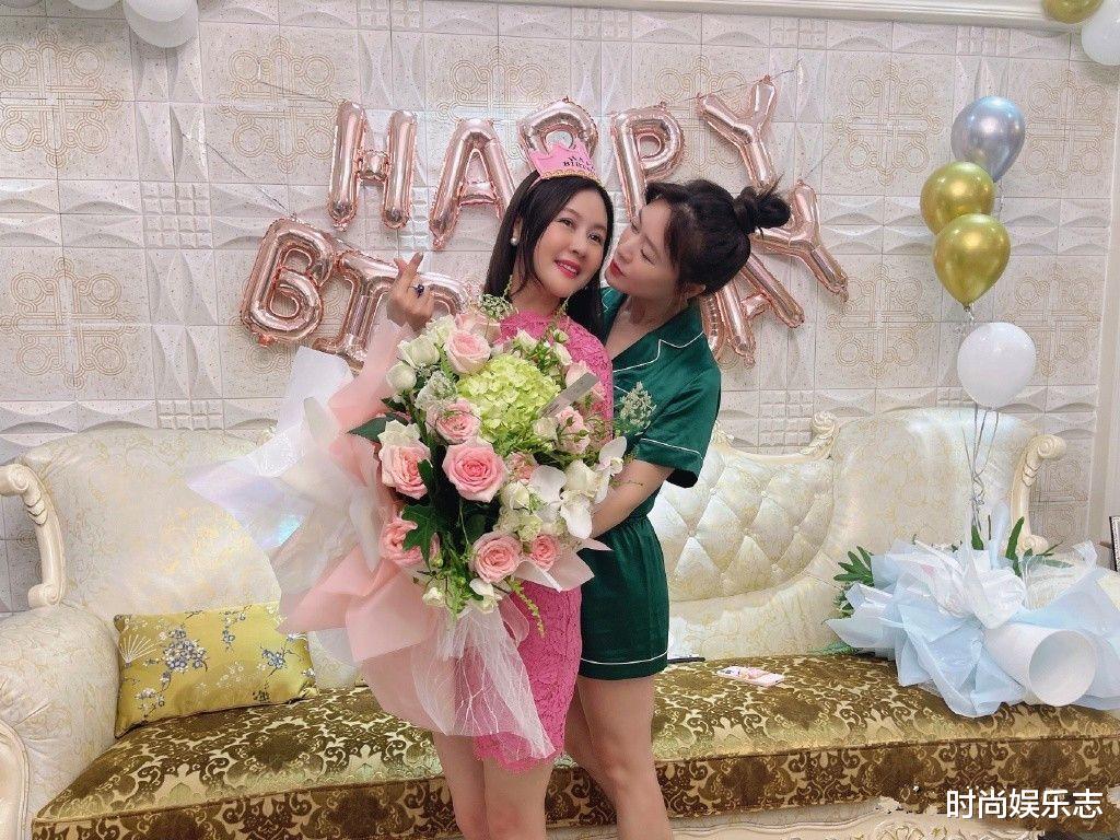 时尚娱乐志|田海蓉晒照,和姐姐同穿睡衣出境,脸型僵硬美颜严重!