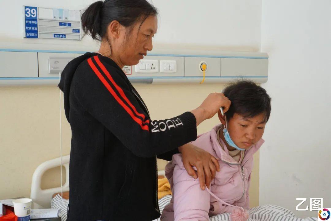 滇藏铁路|女孩1岁受伤留下后遗症，16年后她写了一行字，妈妈无比欣慰