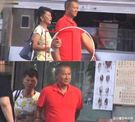 曾媲美周潤發，現在卻淪落街頭抽煙，旁邊確定是妻子？-圖7