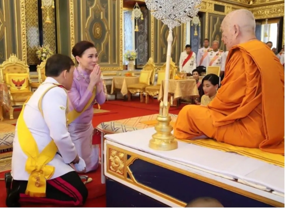 燃脂|苏提达王后的新发型太惊艳！鱼骨辫配月牙珍珠发卡，妩媚又新潮