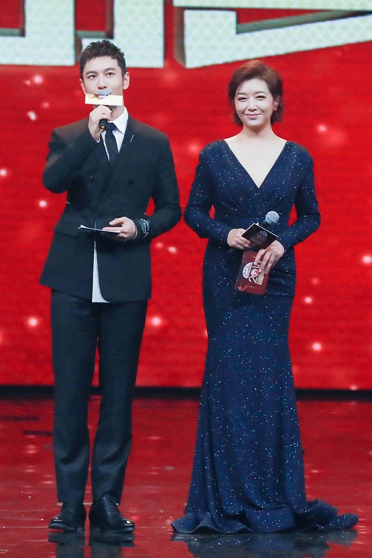哚乐Like时尚|江珊真的是“时光美人”，穿花苞印花裙明艳高贵，侧卧如沉睡女王