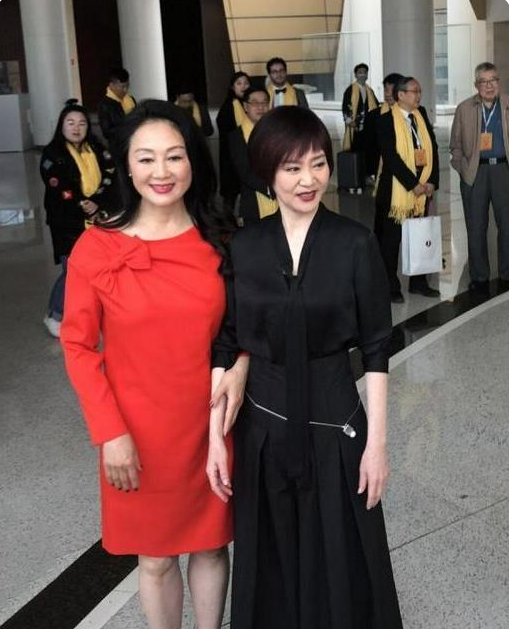 长裙|61岁刘雪华老了，一身黑色长裙配短发很飒爽，可惜法令纹太明星了