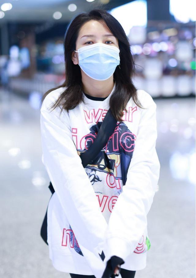 胖达美妆所|何洁最新机场照，穿长白T玩慵懒少女风，身材不咋气质却很吸引人