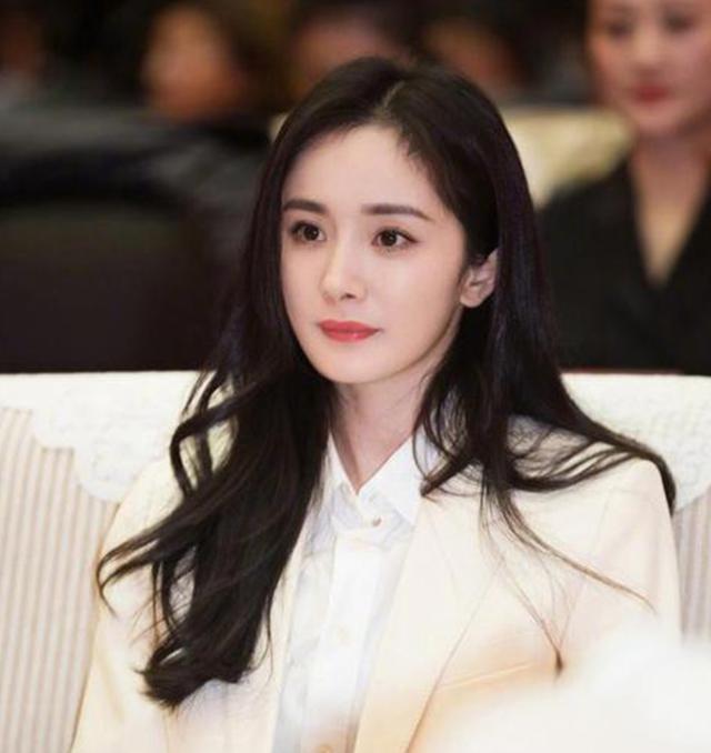 杨幂|杨幂大学宿舍4人走红了3人,杨幂:不是不想带她,实在是带不动