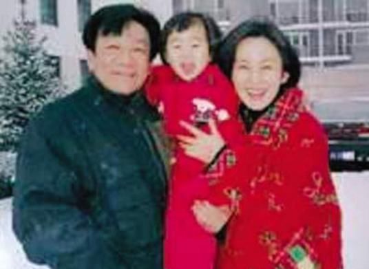 步惊云|75岁侯耀华：霸占弟弟遗产，收2位身材火辣的女徒弟，晚节不保