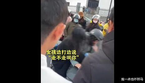 女孩|女儿当街暴打母亲,只因没给买苹果手机,反转后网友怒了:这一次,我站孩子!