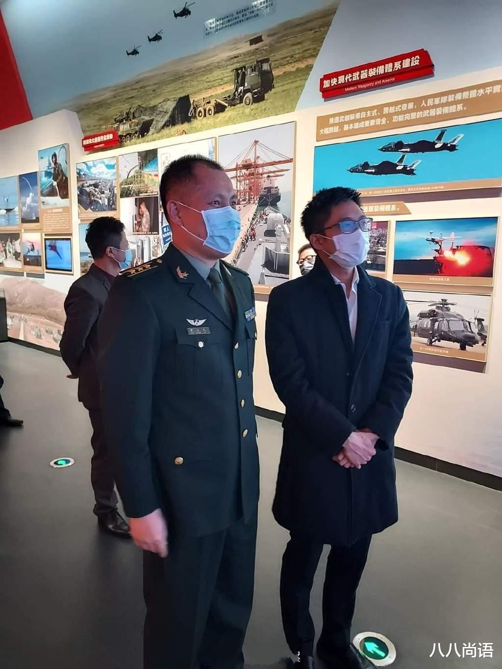 霍启山|霍启山参加展览，穿风衣还戴一副眼镜，越来越有“老干部”的风采