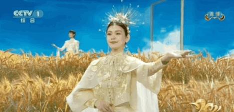 周冬雨|关晓彤手链16万，周冬雨耳环15万，都比不过佟丽娅的小巧配饰