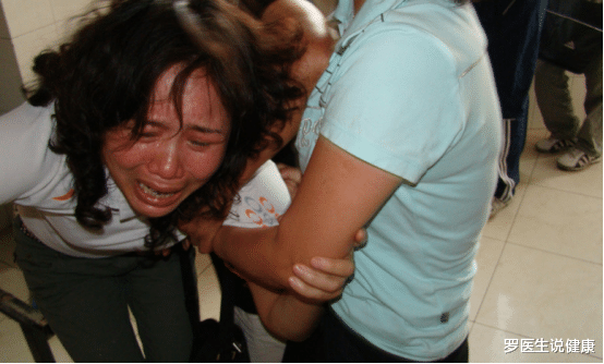 罗医生说健康|25岁男子身患肝癌，化疗2次离世，医生摇头：这种“桶装水”怎能常喝