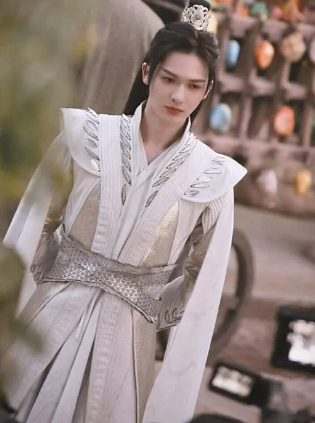 张哲瀚|张哲瀚精日后续！《九州朱颜记》作者斩鞍发问：靖国神社不能参观了？