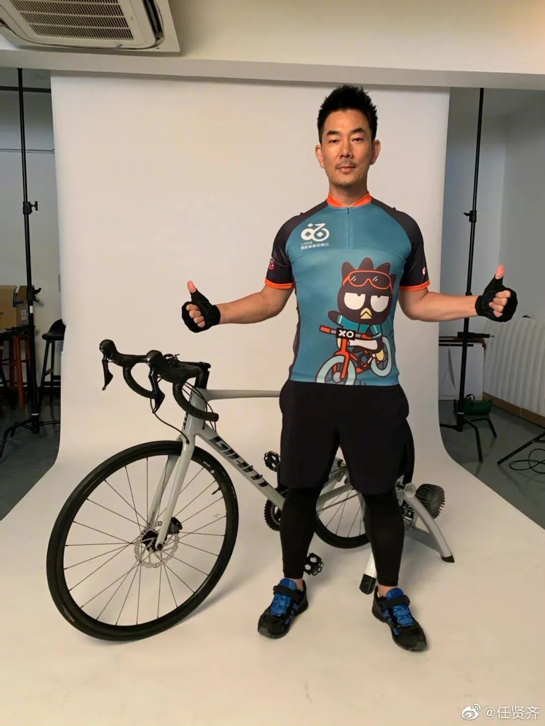 隔离|55岁任贤齐奥运隔离期间,酒店房间内跑半马:自律与年纪无关