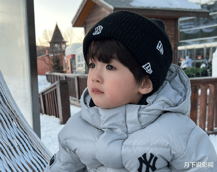 丹尼尔|姜潮带儿子拍杂志写真，2岁丹尼尔颜值惊人，麦迪娜的基因没谁了