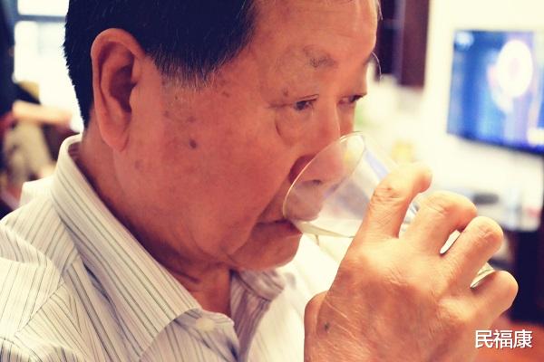 空腹|50岁以后，早晨空腹不适合饮用哪些水？