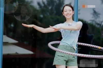 好物官|朗朗豪车旁为娇妻整理裙子，老婆难掩“葫芦”身材，呼啦圈没白摇