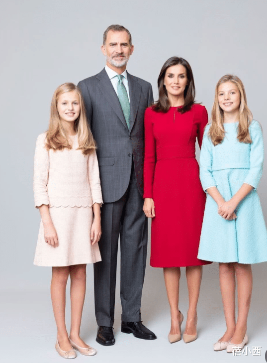 蓓小西|真正的贵族穿搭都简约，看西班牙公主莱昂诺尔，穿红色套裙真高级