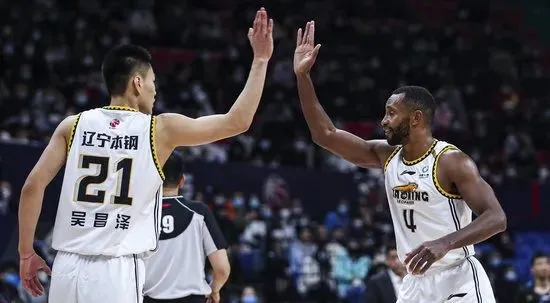 广东男篮|疯了！隔扣易建联！115分干翻广东宏远！这一扣绝对NBA级别