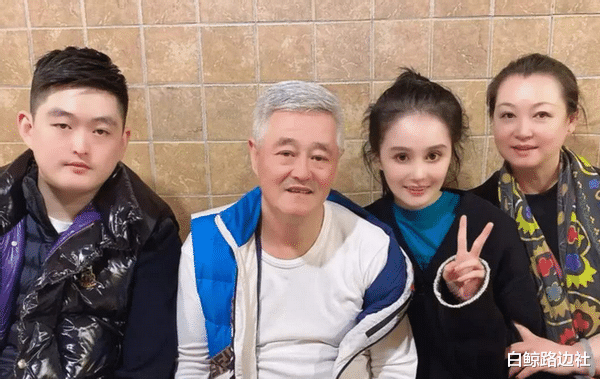 赵本山|63岁赵本山近照曝光！穿红衣为龙凤胎庆生，在家吃冰棍钓鱼太悠闲