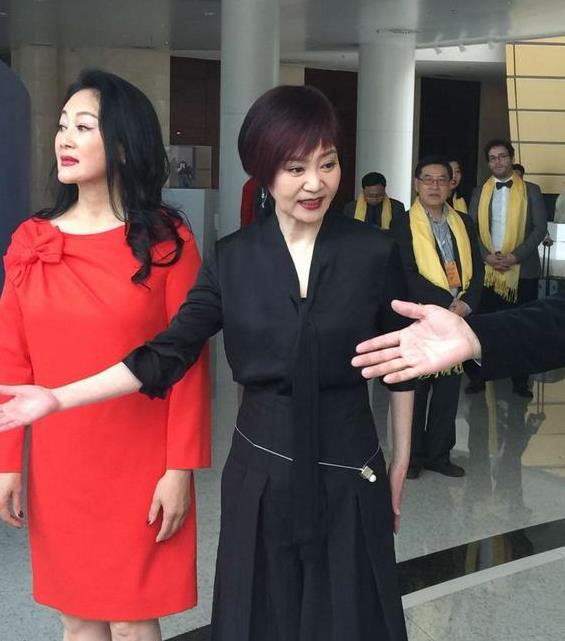 运动|“泪眼影后”刘雪华老了，穿黑裙法令纹明显，但气质琼女郎里少见