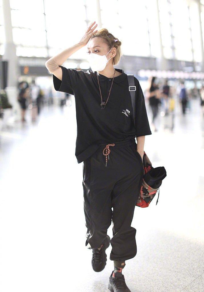 口红|袁泉换新发型“火”了！超短发搭配一身黑惊艳亮相，意外高级洋气