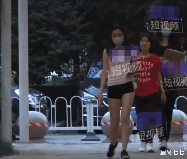 李嫣|李亚鹏祖孙三代罕同框，15岁李嫣快赶上183爸爸，三人共用一张脸