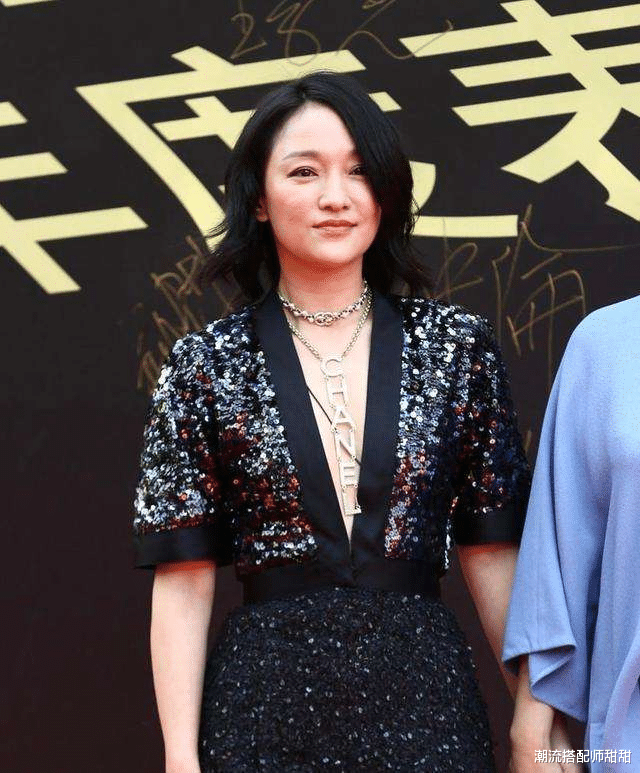 周迅|别看周迅个子不高，但腿真挺长的，薄纱还透着肉，感觉挺惹眼