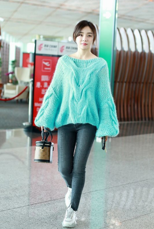 袁姗姗|袁姗姗“健身女王”的名号真不白给，穿宽松毛衣都有好身材，真美