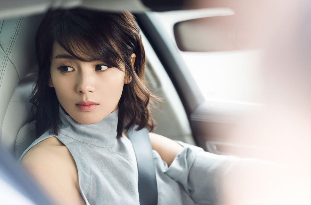 刘涛|刘涛和小三岁男星拍吻戏，全身紧绷姿势怪异，网友直呼太油腻