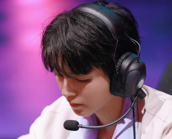 岳云鹏|王俊凯现身新疆拍戏，演“特工”跟踪小情侣，东张西望画风很搞笑