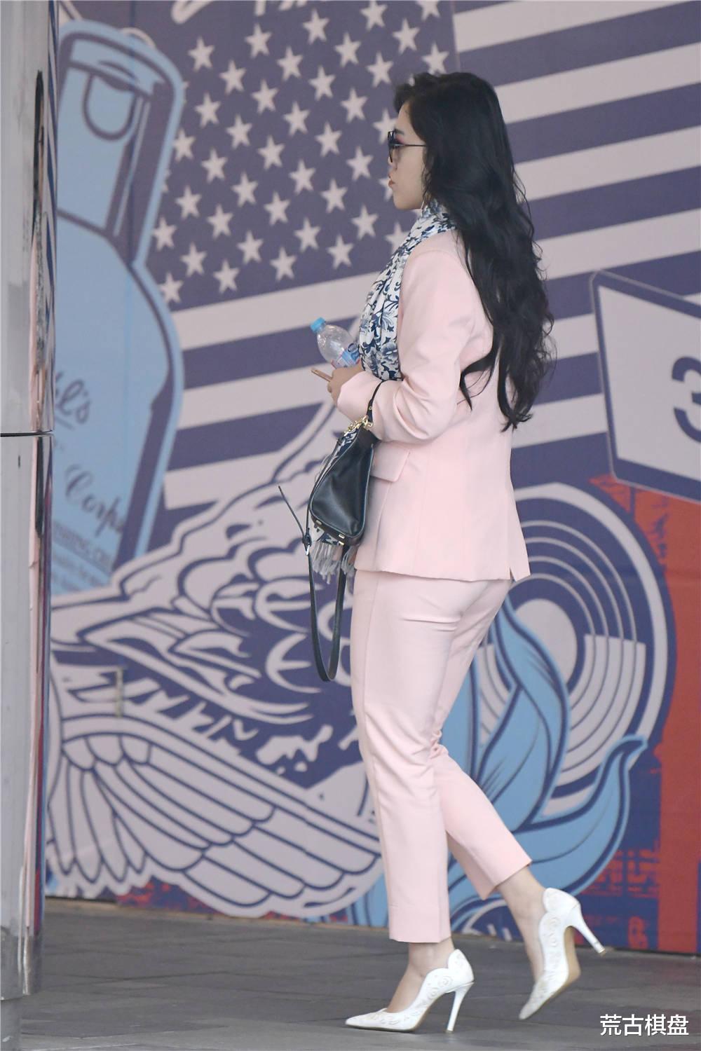 穿衣搭配|浅粉色西服套装，职场风格穿搭，白色的尖头细跟鞋更好看